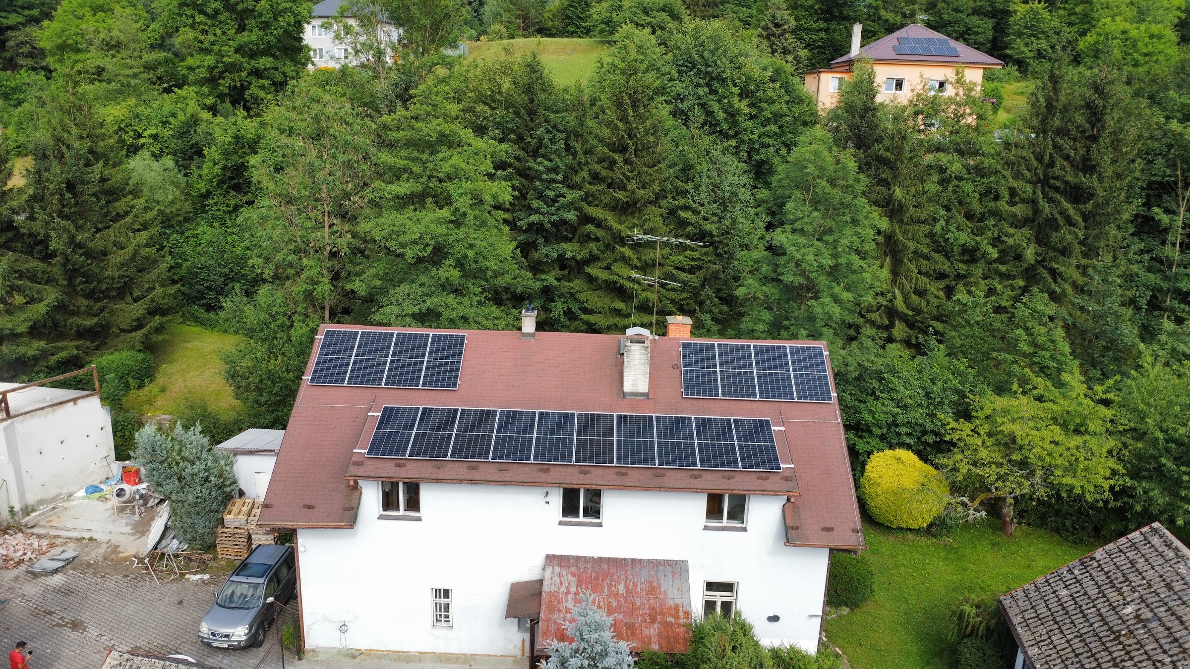 Fotovoltaická elektrárna 9,9 kWp na plechové střeše rodinného domu v Hořicích, letecký pohled