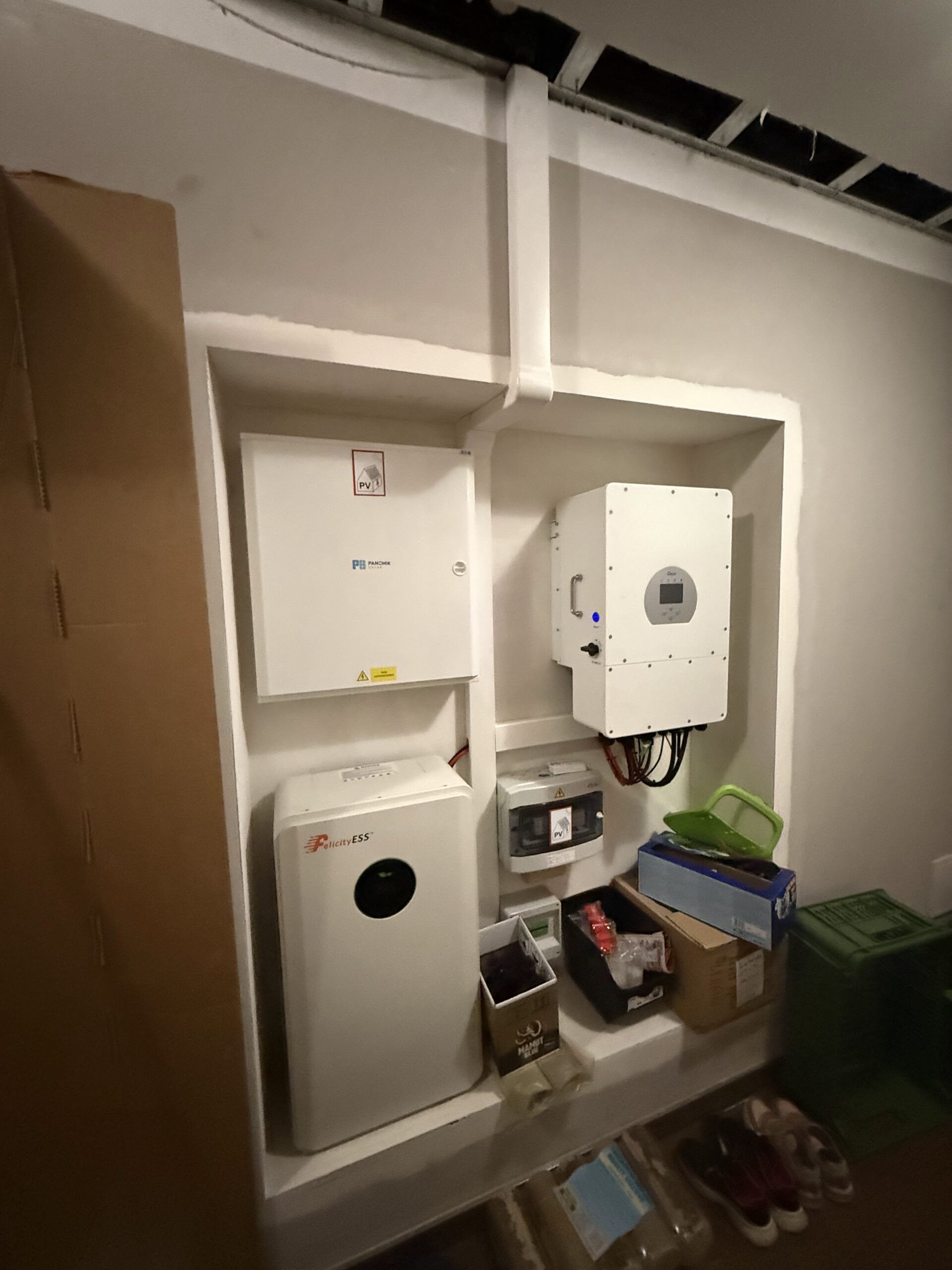 Střídač Deye v technické místnosti rodinného domu v Hořicích