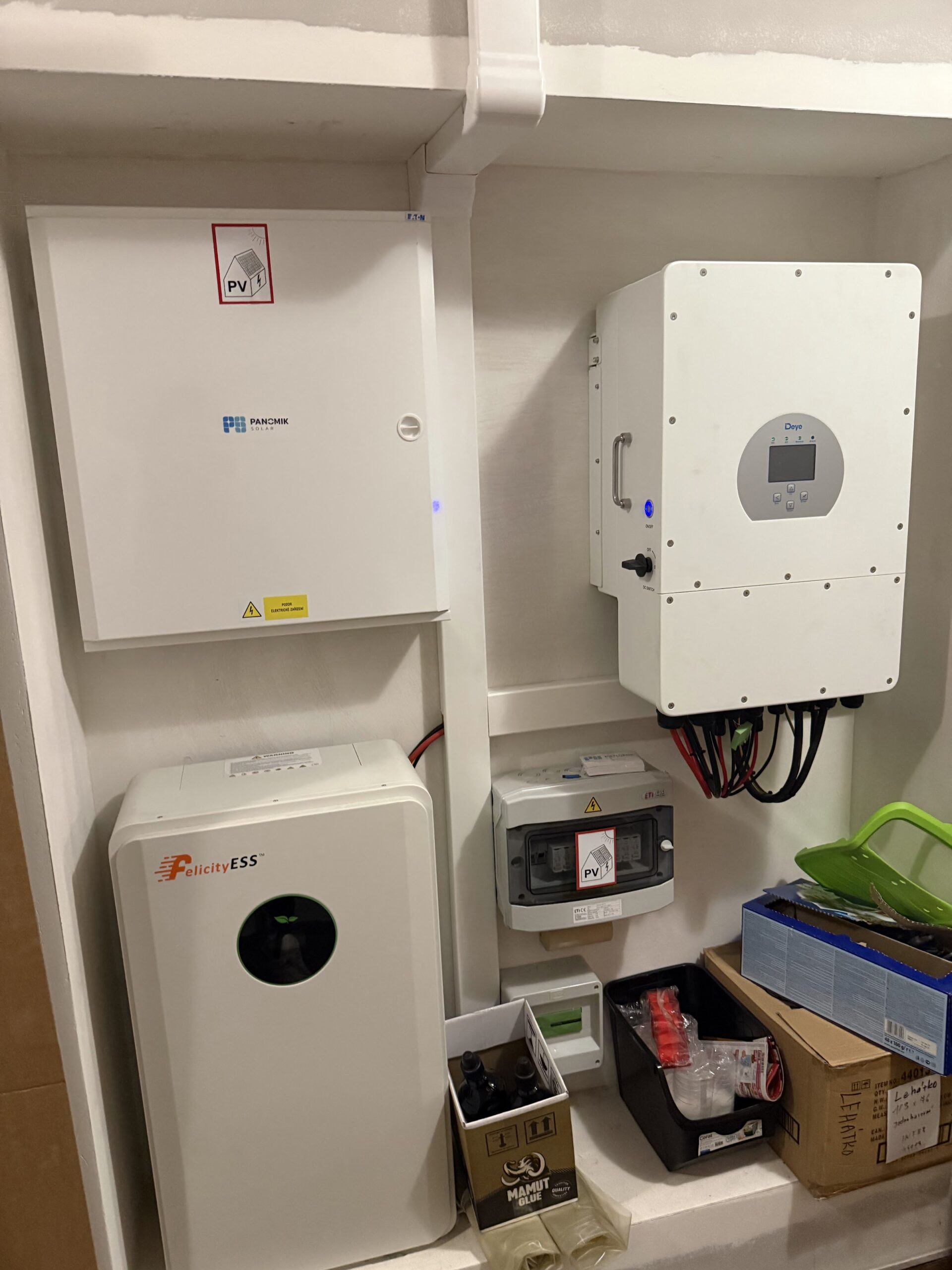 Bateriové úložiště 12,5 kWh a rozvaděč fotovoltaiky