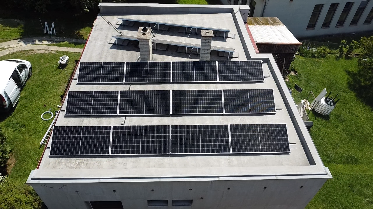 Fotovoltaická elektrárna 9,9 kWp na ploché střeše rodinného domu v Hořicích