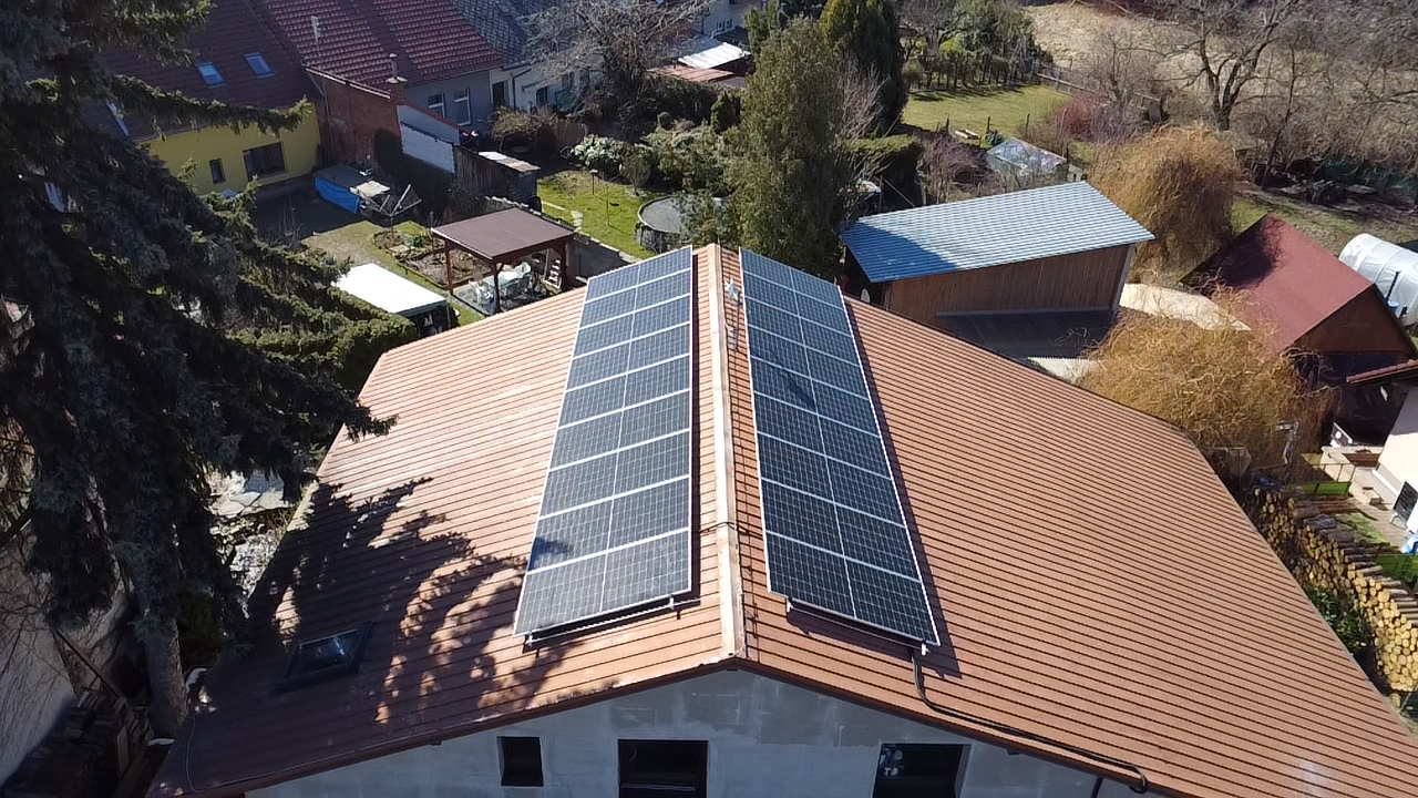 Fotovoltaická elektrárna 9,9 kWp na sedlové střeše rodinného domu v Hořicích