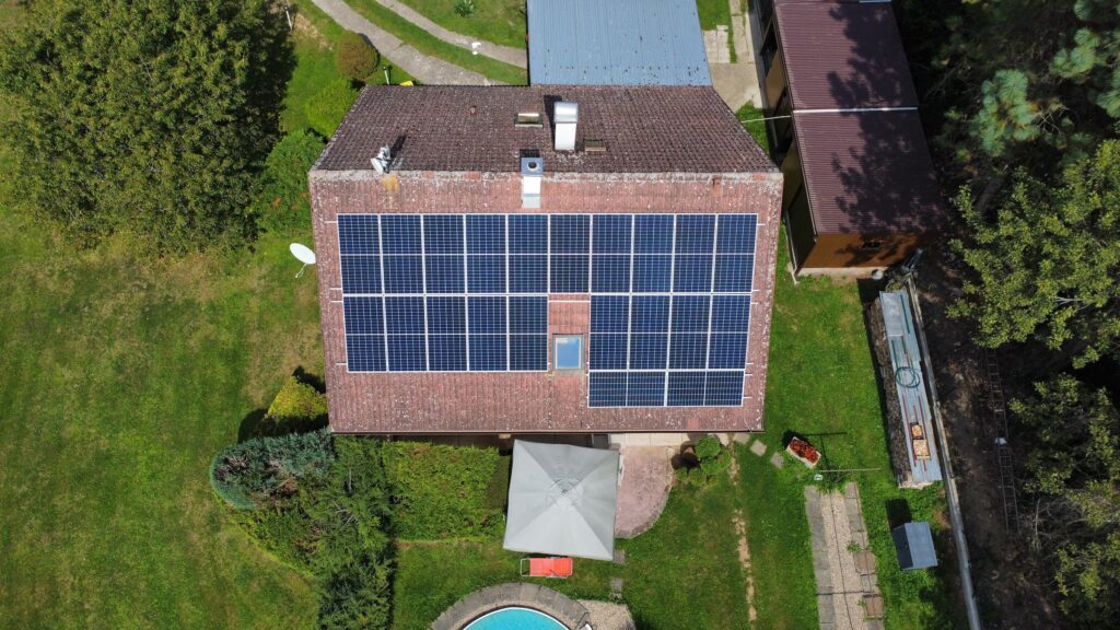 Rodinný dům v Jičíně s fotovoltaickou elektrárnou 9,9 kWp na sedlové střeše, letecký pohled