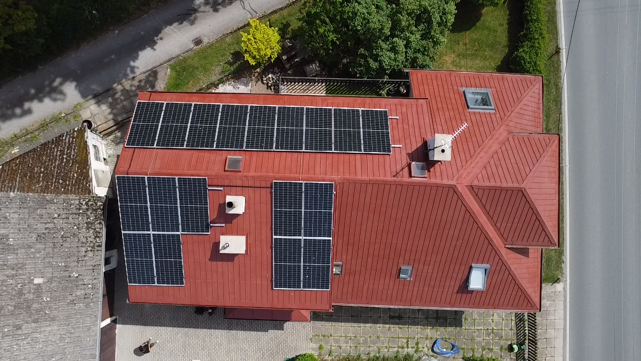 Fotovoltaická elektrárna 9,9 kWp na plechové střeše rodinného domu v Jičíněvsi