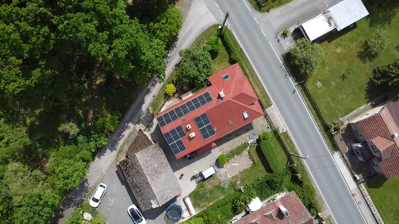 Letecký pohled na solární panely rodinného domu v Jičíněvsi