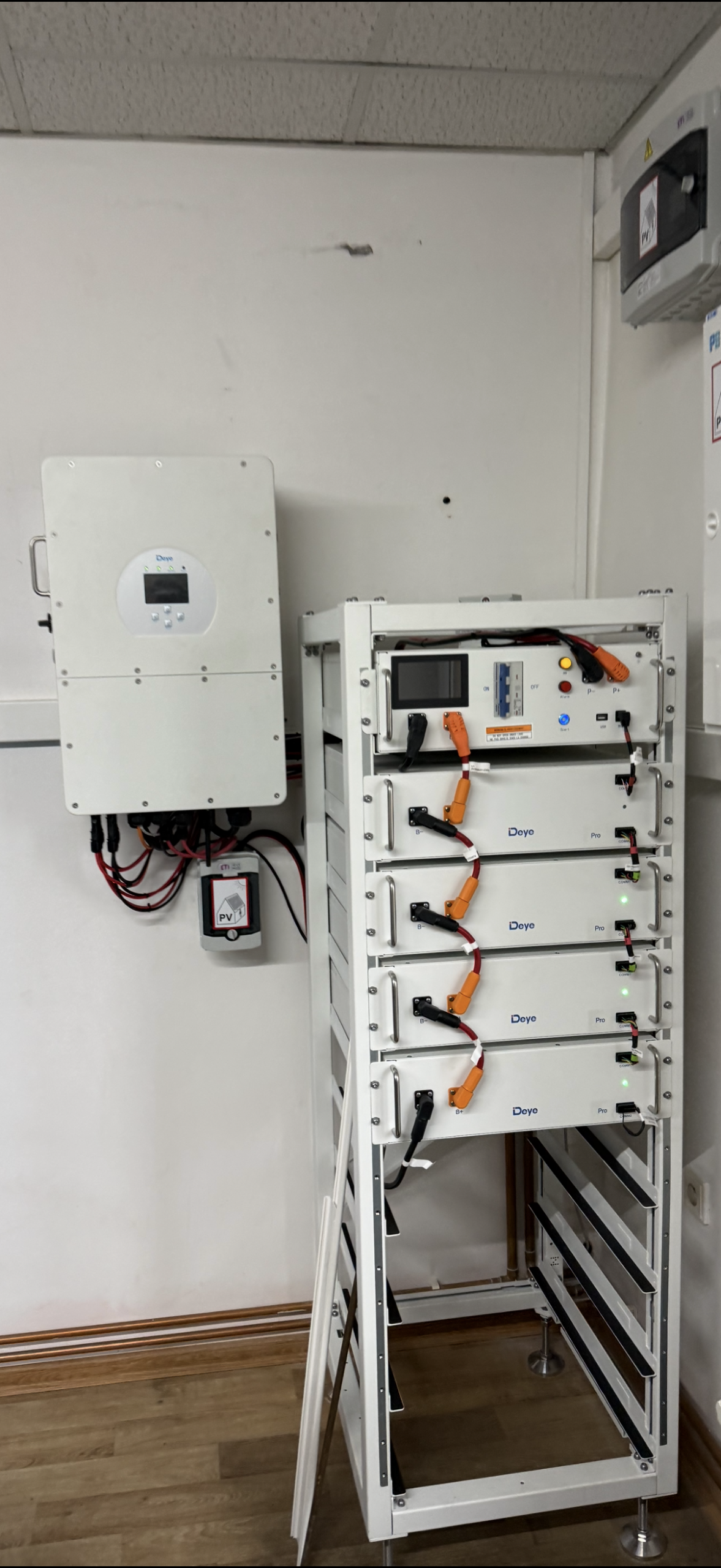 Bateriové úložiště Deye 40 kWh v technické místnosti