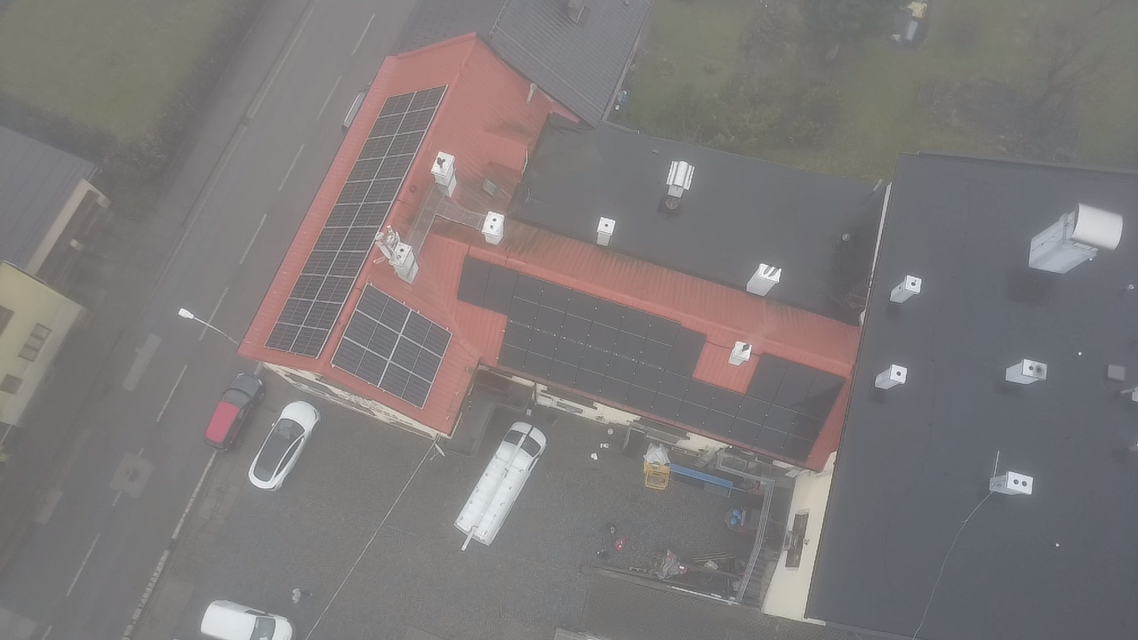 Letecký pohled na firemní fotovoltaiku v Lomnici nad Popelkou