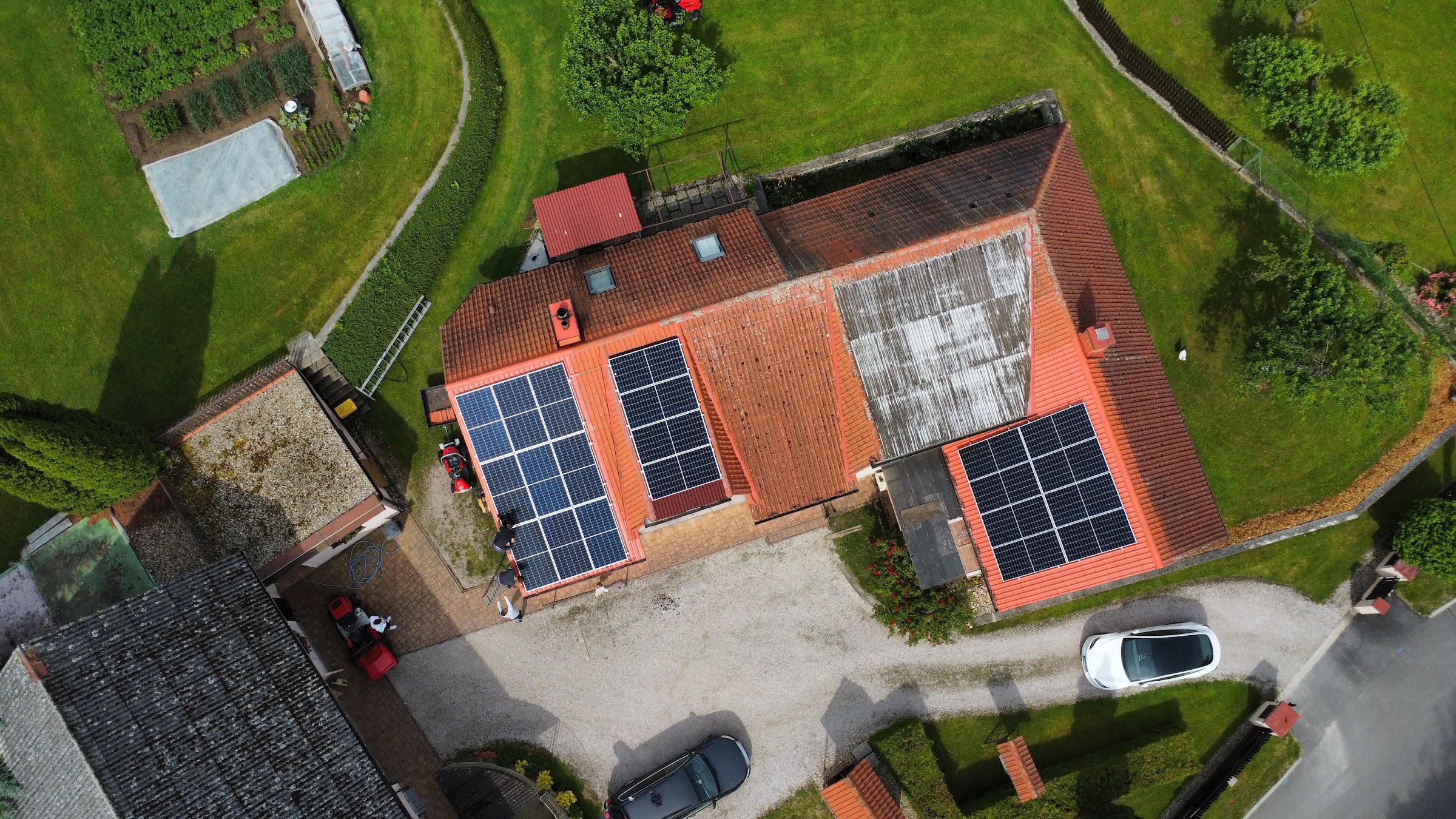 Fotovoltaická elektrárna 9,9 kWp na sedlové střeše rodinného domu v Samšině, letecký pohled