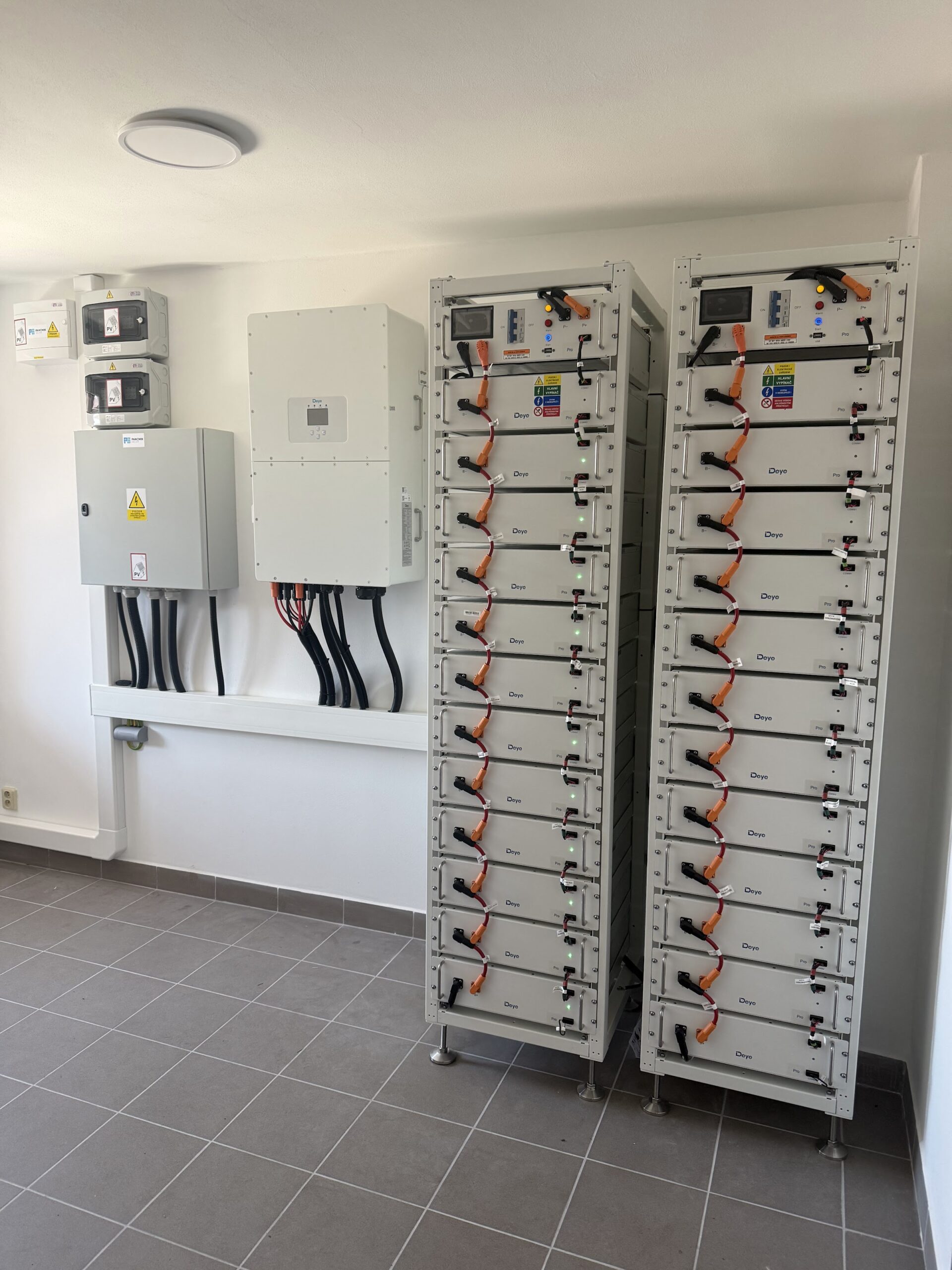 Bateriové úložiště Deye 120 kWh v technické místnosti firmy v Železném Brodě