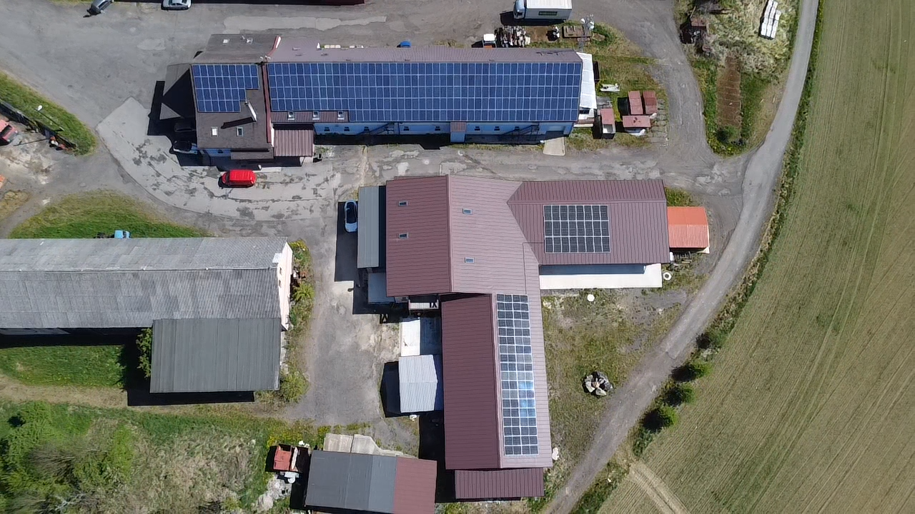Letecký pohled na solární panely firemní FVE v Železném Brodě