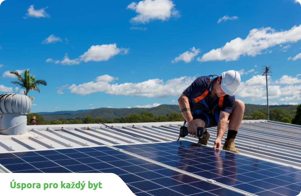 Montáž fotovoltaických panelů na střeše bytového domu